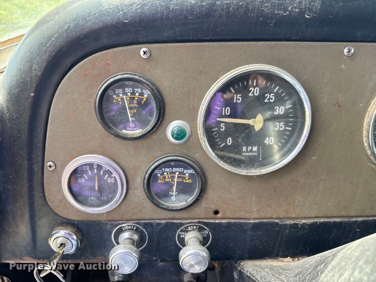 image for item DP8878 1977 International Loadstar 1600 grain truck