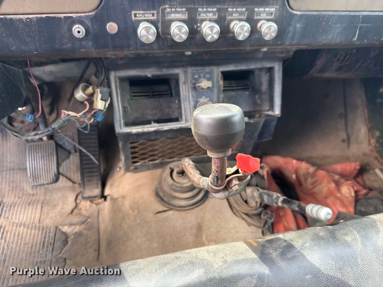 image for item DP8878 1977 International Loadstar 1600 grain truck