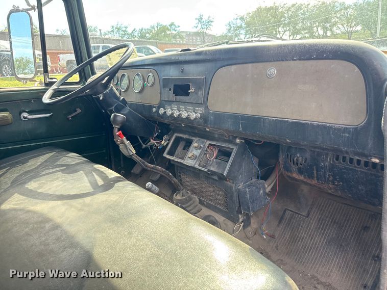 image for item DP8878 1977 International Loadstar 1600 grain truck