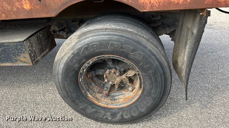 image for item DP8878 1977 International Loadstar 1600 grain truck