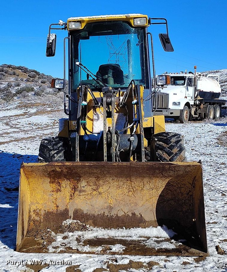 image for item DT0783 2005 John Deere 244J wheel loader