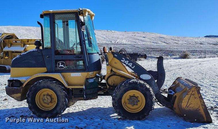 image for item DT0783 2005 John Deere 244J wheel loader