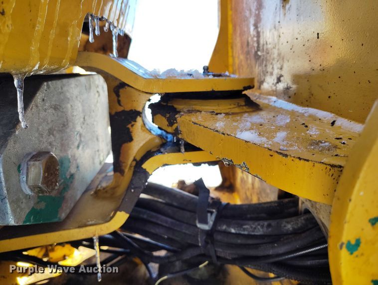 image for item DT0783 2005 John Deere 244J wheel loader