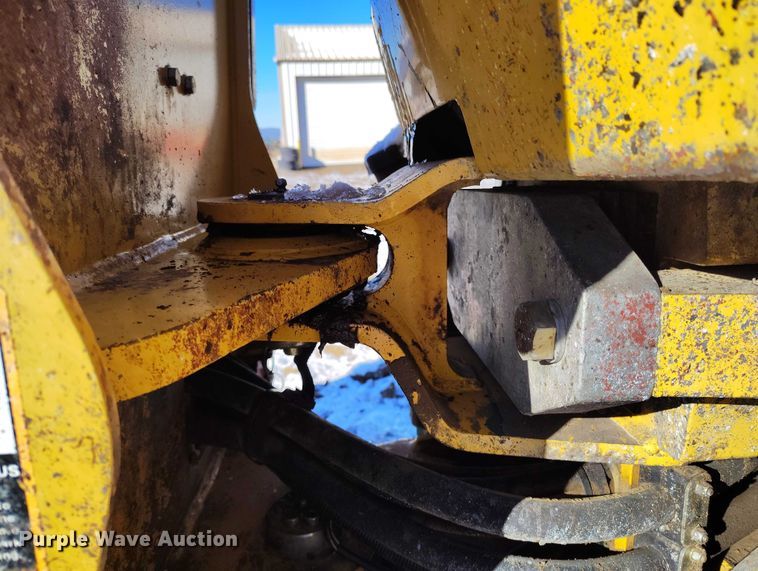 image for item DT0783 2005 John Deere 244J wheel loader