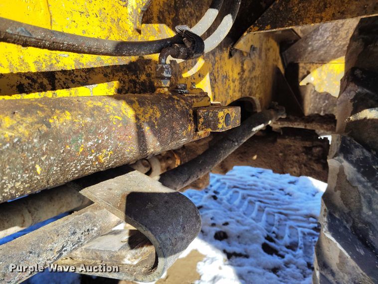 image for item DT0783 2005 John Deere 244J wheel loader