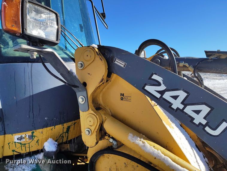 image for item DT0783 2005 John Deere 244J wheel loader