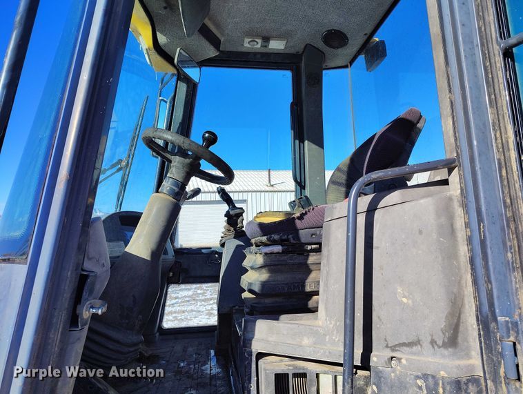 image for item DT0783 2005 John Deere 244J wheel loader