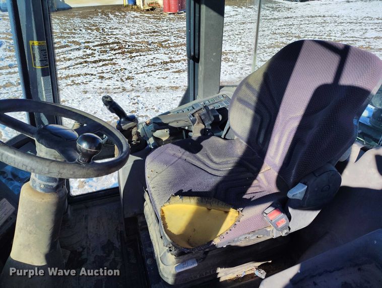 image for item DT0783 2005 John Deere 244J wheel loader