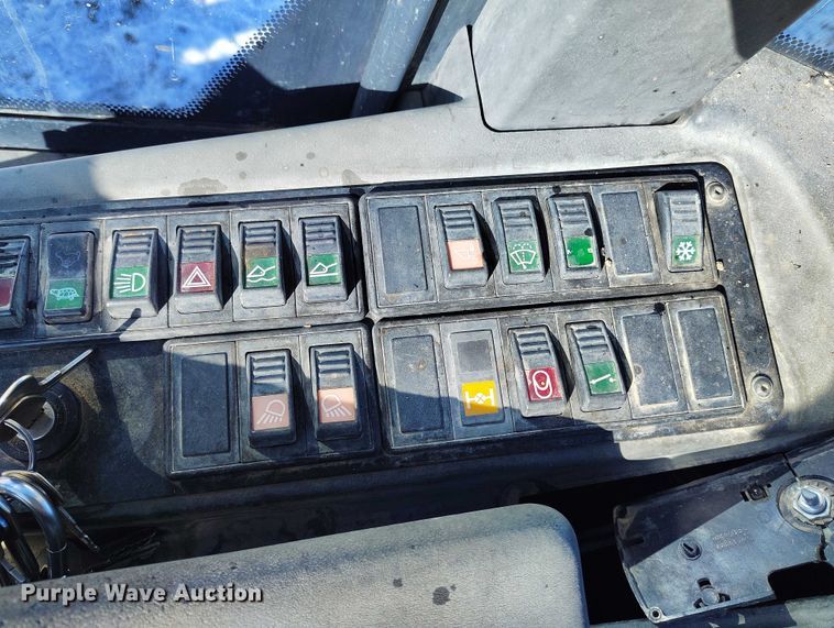 image for item DT0783 2005 John Deere 244J wheel loader