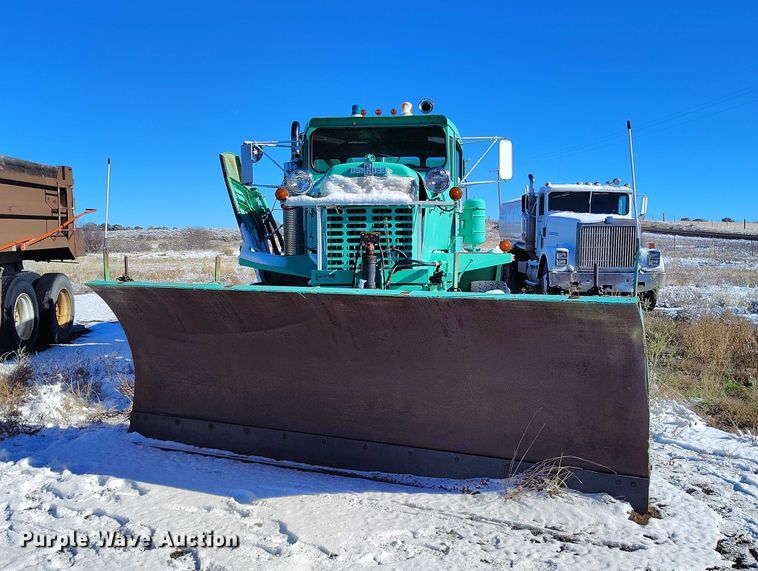 image for item DT0787 1974 Oshkosh P2025-1E1 dump / spreader truck