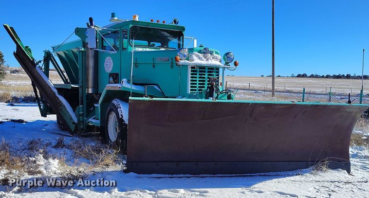 image for item DT0787 1974 Oshkosh P2025-1E1 dump / spreader truck