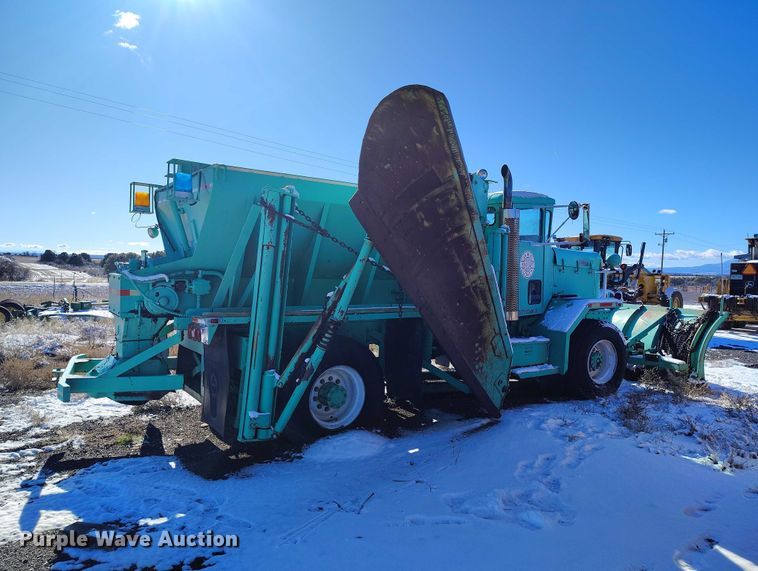 image for item DT0787 1974 Oshkosh P2025-1E1 dump / spreader truck