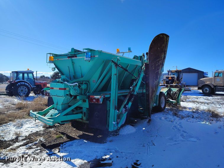 image for item DT0787 1974 Oshkosh P2025-1E1 dump / spreader truck