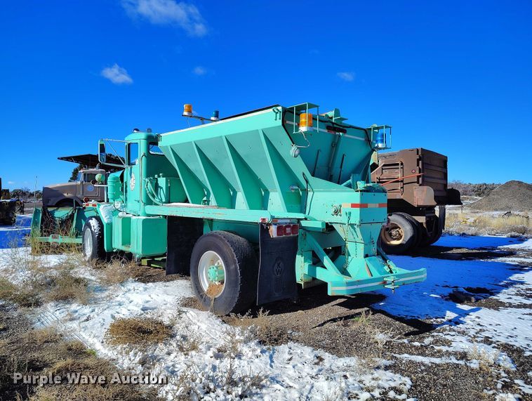 image for item DT0787 1974 Oshkosh P2025-1E1 dump / spreader truck