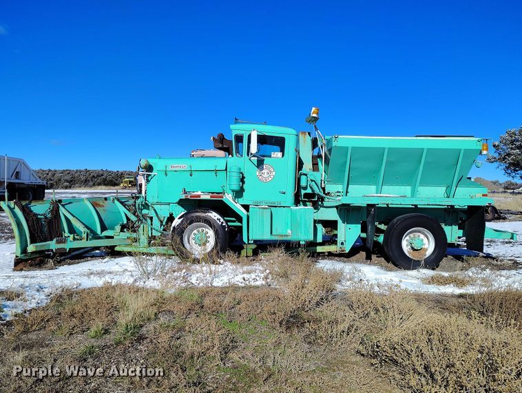 image for item DT0787 1974 Oshkosh P2025-1E1 dump / spreader truck