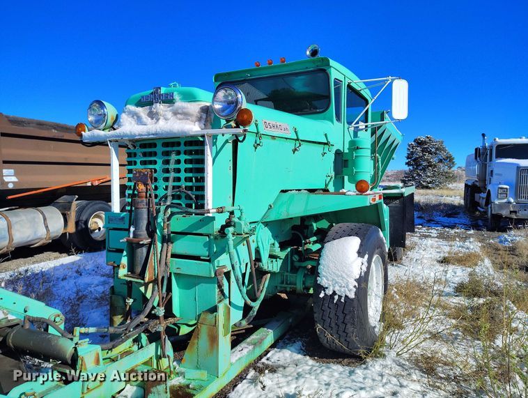 image for item DT0787 1974 Oshkosh P2025-1E1 dump / spreader truck