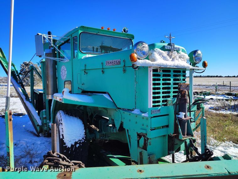 image for item DT0787 1974 Oshkosh P2025-1E1 dump / spreader truck