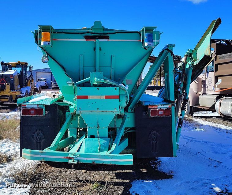 image for item DT0787 1974 Oshkosh P2025-1E1 dump / spreader truck