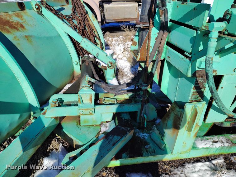 image for item DT0787 1974 Oshkosh P2025-1E1 dump / spreader truck