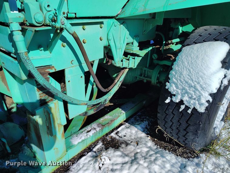 image for item DT0787 1974 Oshkosh P2025-1E1 dump / spreader truck