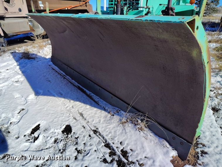 image for item DT0787 1974 Oshkosh P2025-1E1 dump / spreader truck