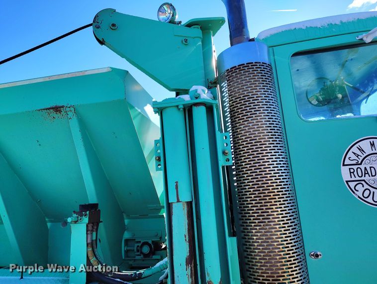 image for item DT0787 1974 Oshkosh P2025-1E1 dump / spreader truck