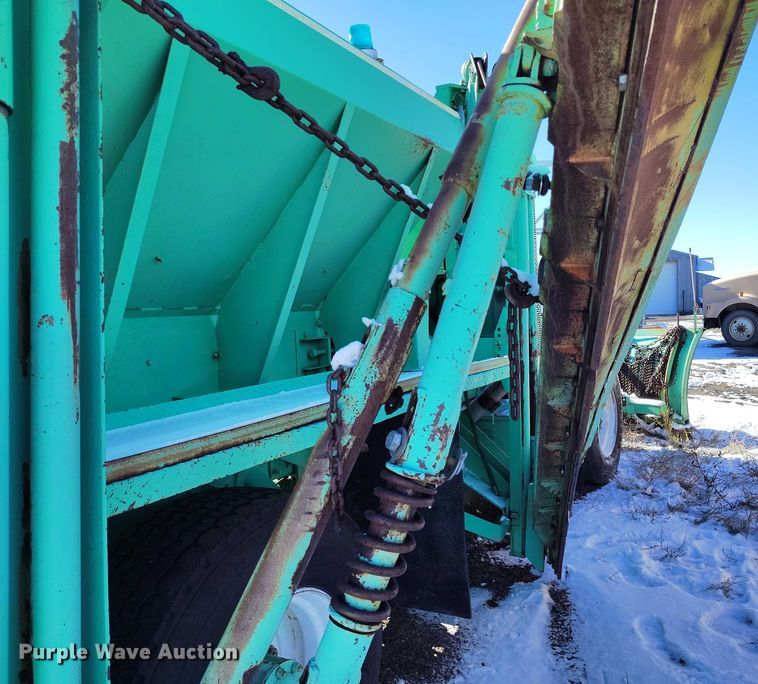 image for item DT0787 1974 Oshkosh P2025-1E1 dump / spreader truck