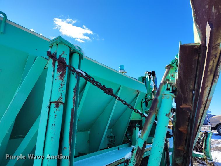 image for item DT0787 1974 Oshkosh P2025-1E1 dump / spreader truck