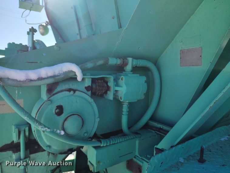 image for item DT0787 1974 Oshkosh P2025-1E1 dump / spreader truck