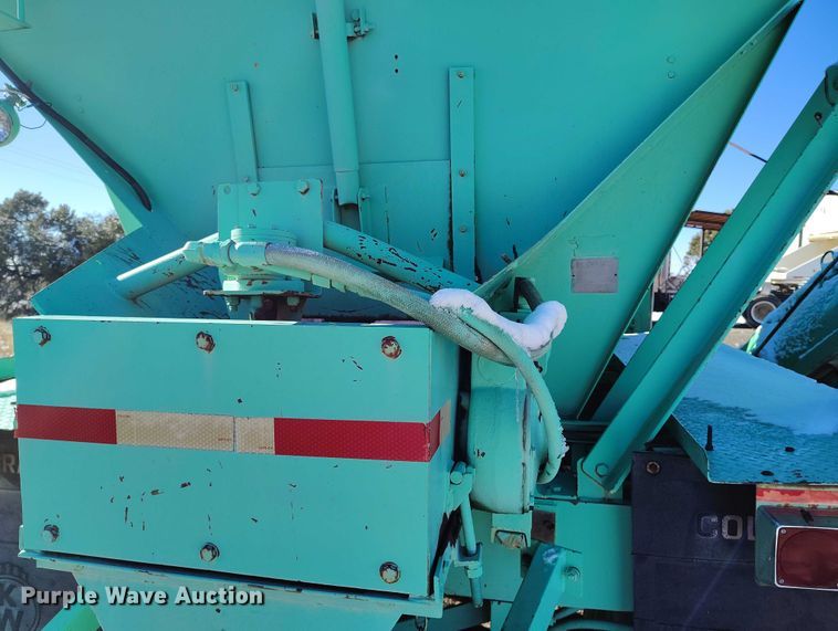 image for item DT0787 1974 Oshkosh P2025-1E1 dump / spreader truck