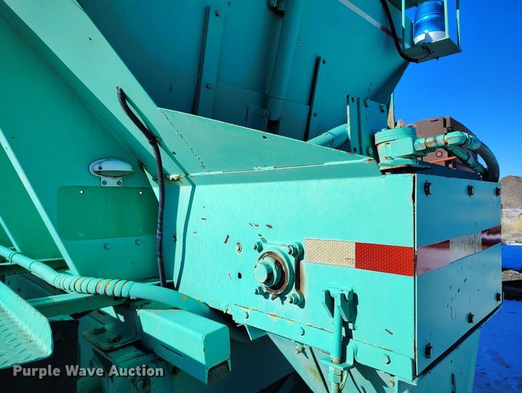 image for item DT0787 1974 Oshkosh P2025-1E1 dump / spreader truck