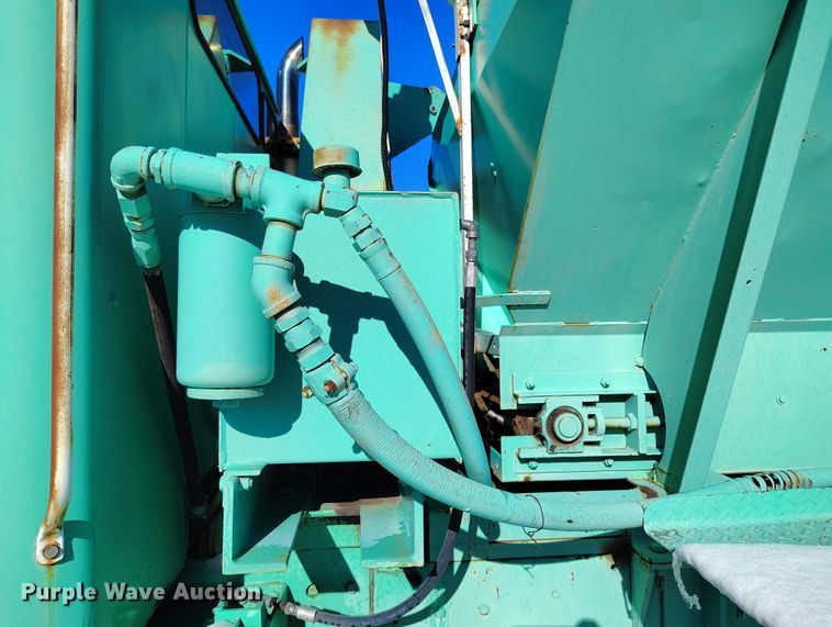 image for item DT0787 1974 Oshkosh P2025-1E1 dump / spreader truck