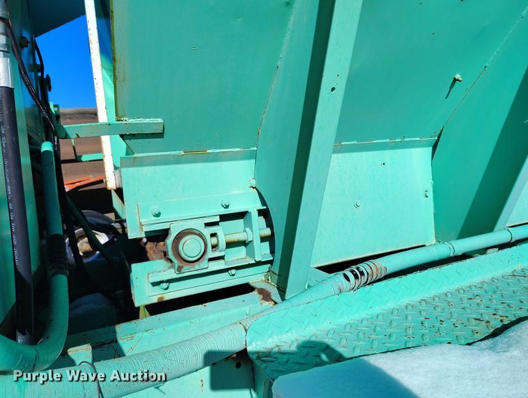 image for item DT0787 1974 Oshkosh P2025-1E1 dump / spreader truck