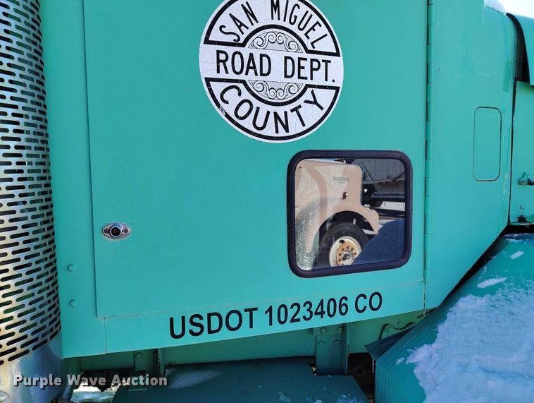 image for item DT0787 1974 Oshkosh P2025-1E1 dump / spreader truck