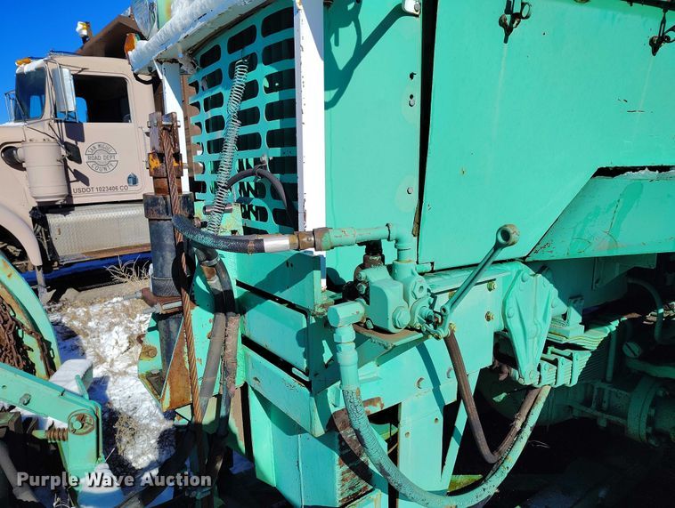 image for item DT0787 1974 Oshkosh P2025-1E1 dump / spreader truck