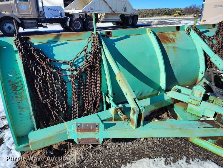 image for item DT0787 1974 Oshkosh P2025-1E1 dump / spreader truck