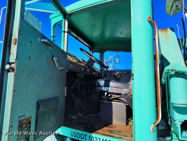 image for item DT0787 1974 Oshkosh P2025-1E1 dump / spreader truck