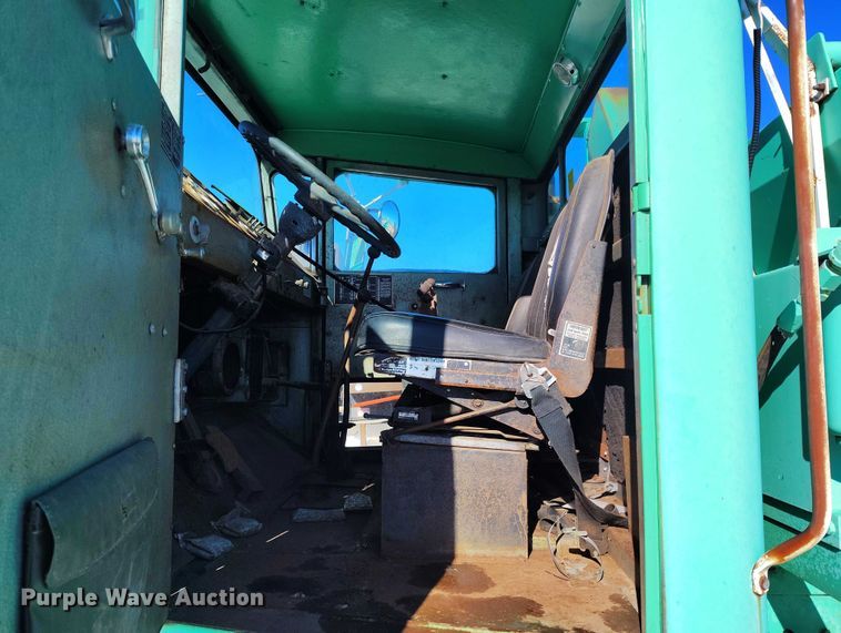 image for item DT0787 1974 Oshkosh P2025-1E1 dump / spreader truck