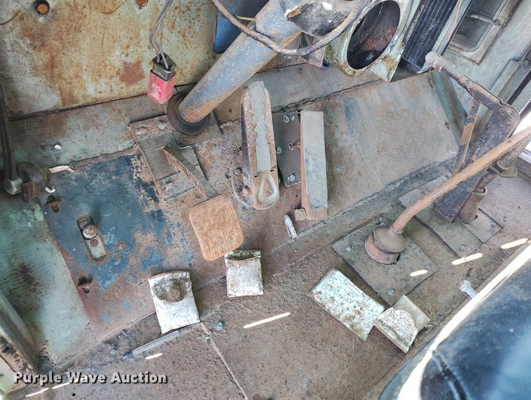 image for item DT0787 1974 Oshkosh P2025-1E1 dump / spreader truck