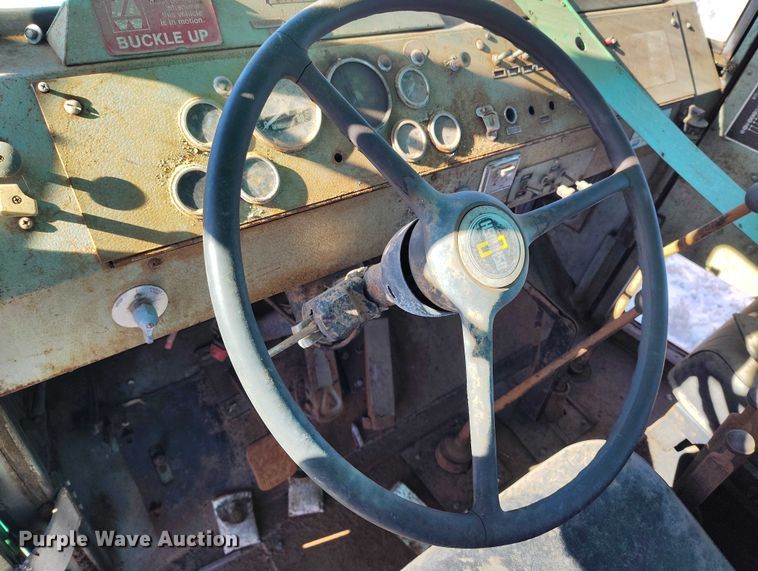 image for item DT0787 1974 Oshkosh P2025-1E1 dump / spreader truck