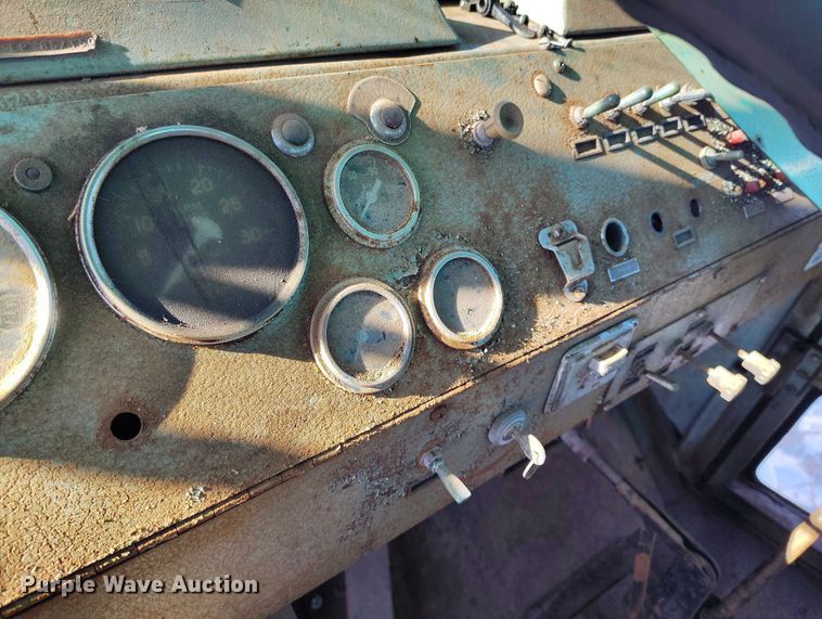 image for item DT0787 1974 Oshkosh P2025-1E1 dump / spreader truck