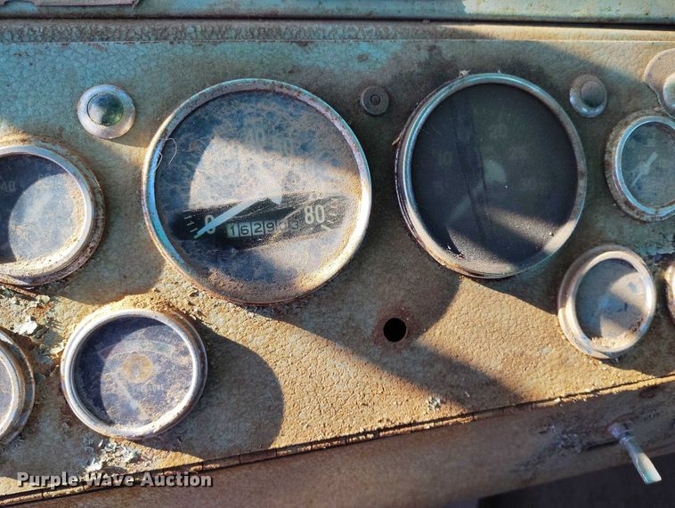 image for item DT0787 1974 Oshkosh P2025-1E1 dump / spreader truck