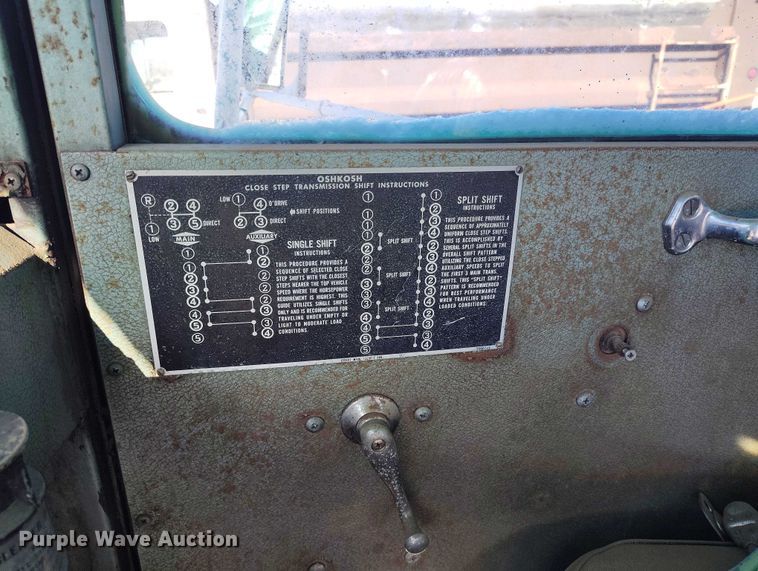 image for item DT0787 1974 Oshkosh P2025-1E1 dump / spreader truck