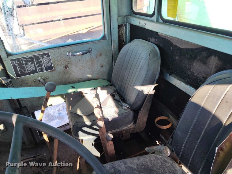 image for item DT0787 1974 Oshkosh P2025-1E1 dump / spreader truck