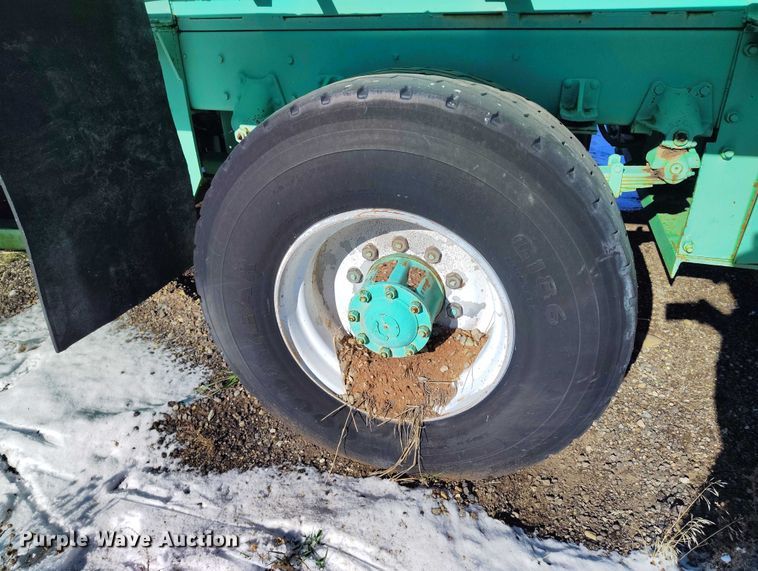 image for item DT0787 1974 Oshkosh P2025-1E1 dump / spreader truck