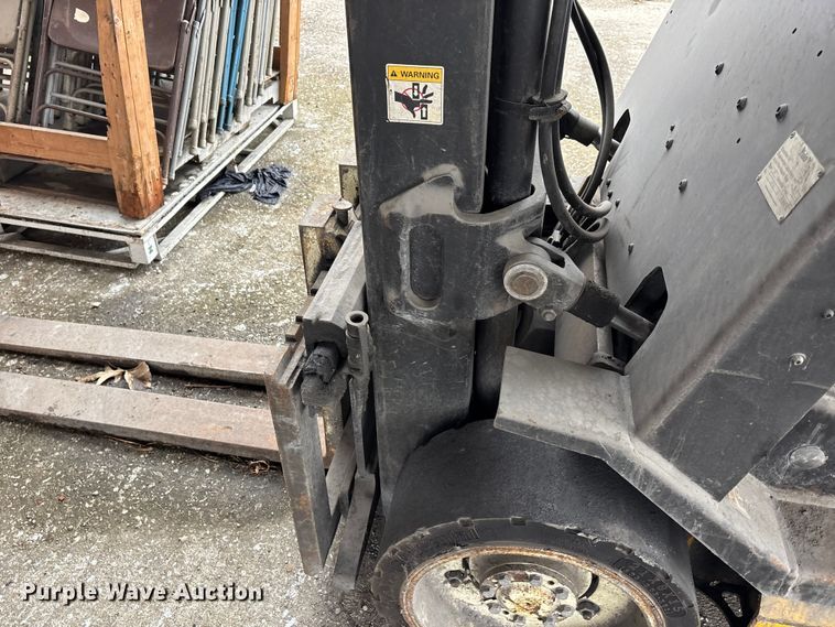 image for item DW7302 Yale GLC060TGNUAE084 forklift