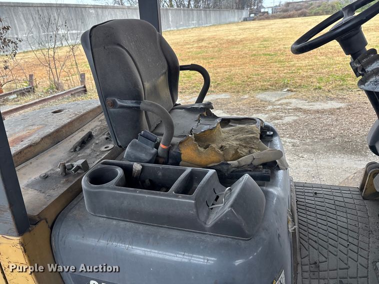 image for item DW7303 Caterpillar GP25K forklift