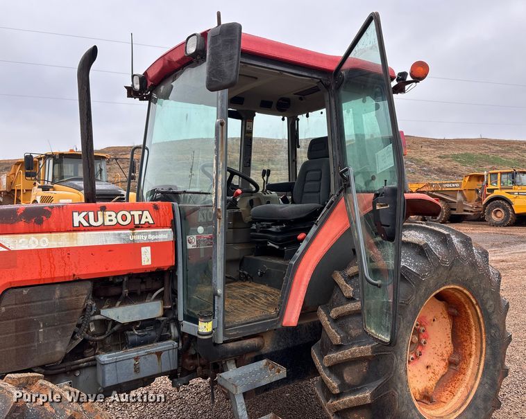 image for item DW7325 Kubota M820 Utility Special MFWD tractor