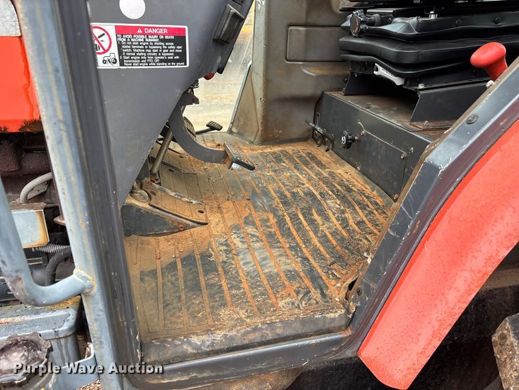 image for item DW7325 Kubota M820 Utility Special MFWD tractor