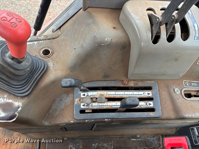 image for item DW7325 Kubota M820 Utility Special MFWD tractor